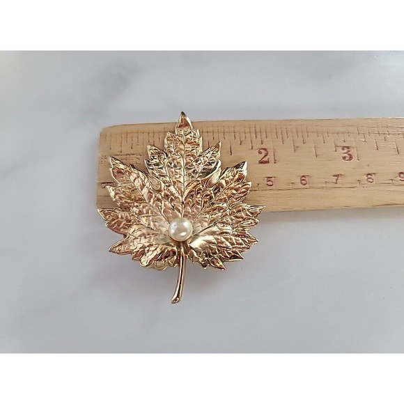 Vintage NAPIER Signed MAPLE LEAF PIN Gold Tone Brooch w/ Faux Pearl - Picture 10 of 10